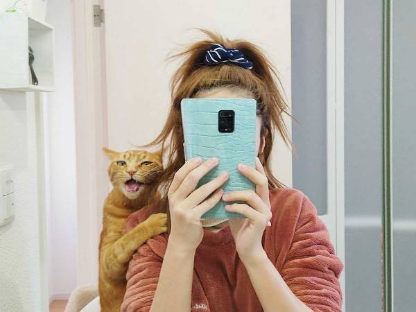 飼い主が猫と撮ったら…　完成した『１枚』が、どうみてもカップル