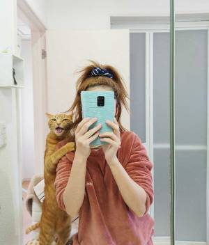 飼い主が猫と撮ったら…　完成した『１枚』が、どうみてもカップル