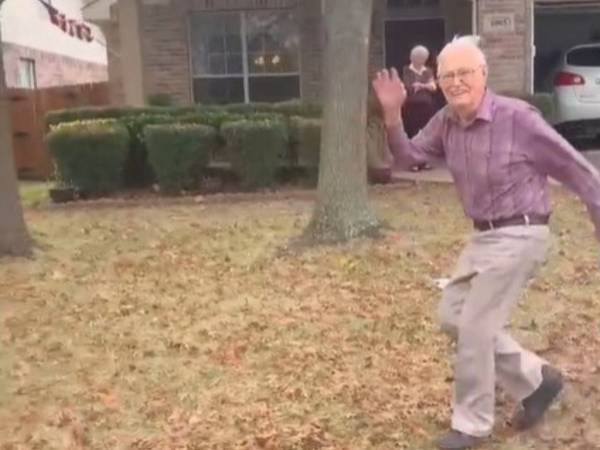 帰って行く孫娘を見送るおじいさんの動画に　「かわいすぎる」「泣いた」