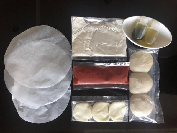 ピザ店、手作りキットを無料配布へ　その理由とは？