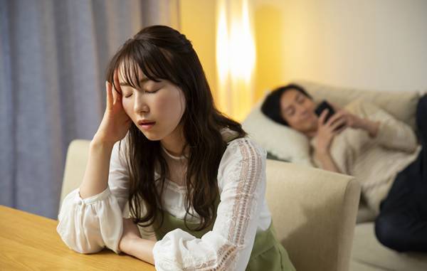料理を手伝わない夫に、妻はイライラ…　コロナ禍でも変わらないかと思いきや？