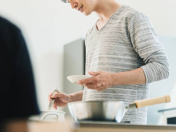 料理を手伝わない夫に、妻はイライラ…　コロナ禍でも変わらないかと思いきや？