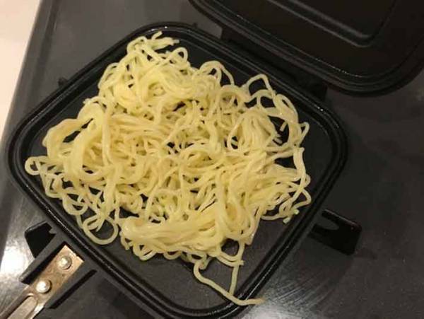 ホットサンドでこんな料理もできるなんて！お手軽簡単かたやきそば