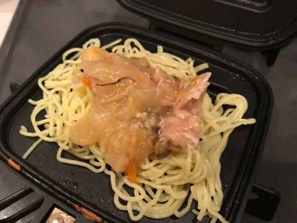 ホットサンドでこんな料理もできるなんて！お手軽簡単かたやきそば