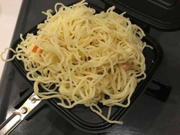 ホットサンドでこんな料理もできるなんて！お手軽簡単かたやきそば