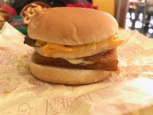 肉も魚も両方食べたい欲張りさんへ！マクドナルドのサーフ＆ターフバーガーがぴったり