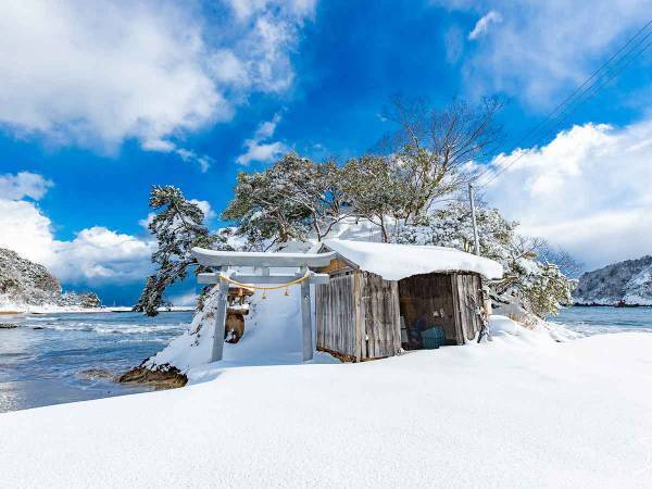 美しい！！吹雪の夜が明けた幻想的すぎる神社写真