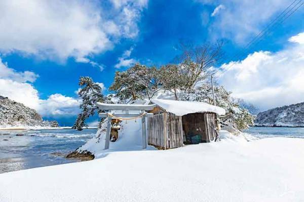 美しい！！吹雪の夜が明けた幻想的すぎる神社写真