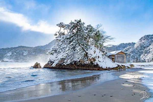 美しい！！吹雪の夜が明けた幻想的すぎる神社写真