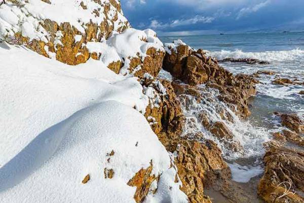 美しい！！吹雪の夜が明けた幻想的すぎる神社写真