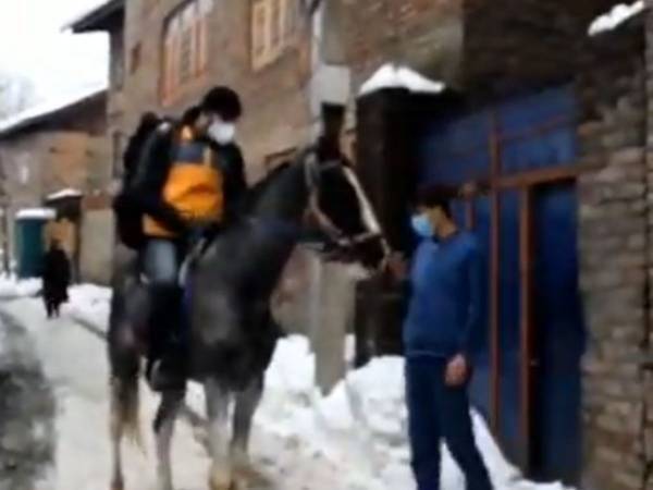 Amazonで注文したら、配達員がウマに乗ってやってきた！　理由に称賛の声