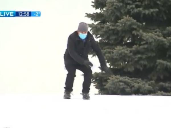 生放送中に雪の斜面で滑り始めた天気リポーターが？　「最高」「大笑いした」