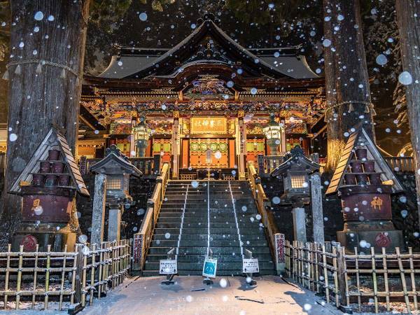 雪が舞う三峯神社　神秘的で美しい、４枚の写真がこちらです