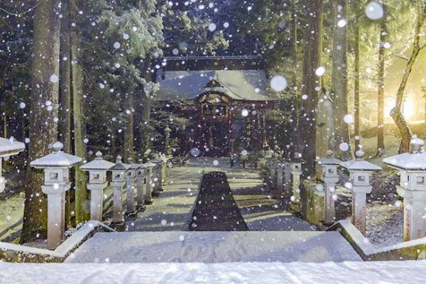 雪が舞う三峯神社　神秘的で美しい、４枚の写真がこちらです