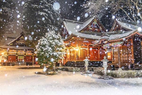雪が舞う三峯神社　神秘的で美しい、４枚の写真がこちらです