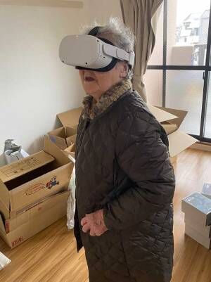 VRを初体験した祖母の『正直すぎる反応』をご覧ください