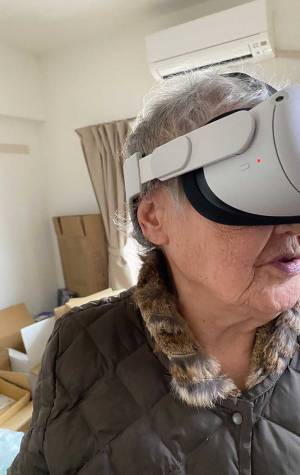 VRを初体験した祖母の『正直すぎる反応』をご覧ください