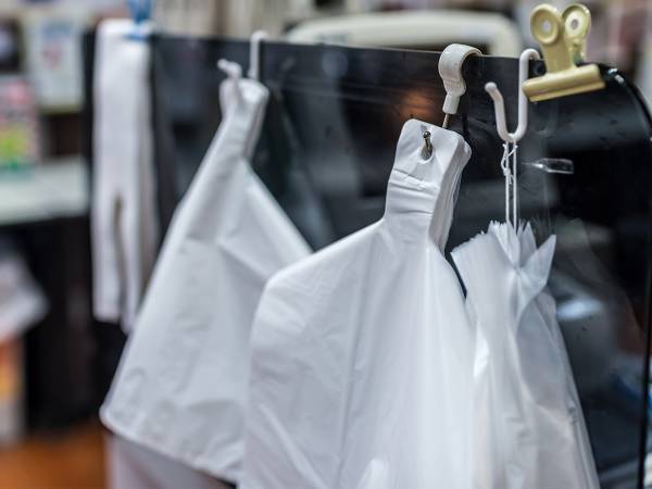 「レジ袋の金を取るのか！」　怒る男性客を鎮めた店員の『ひと言』とは？