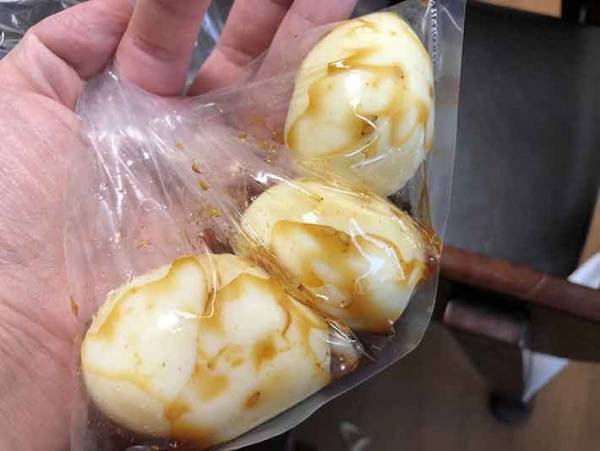 ゆで卵をある調味料で漬けるだけで簡単一品が完成！