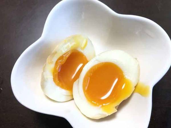 ゆで卵をある調味料で漬けるだけで簡単一品が完成！