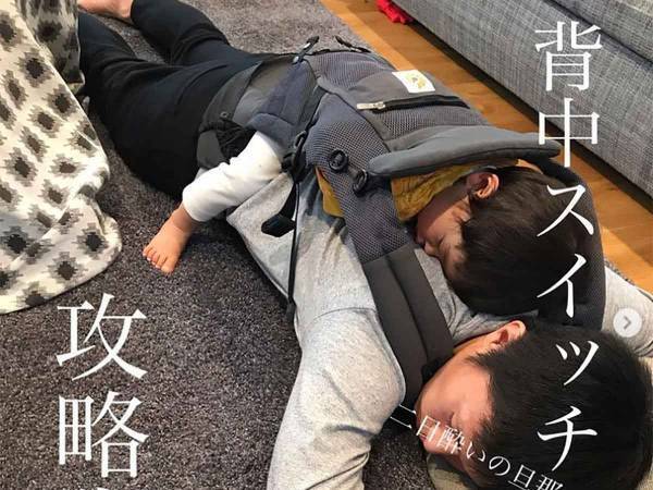 壮絶な寝かしつけ対決に敗北したパパの姿はこちらです