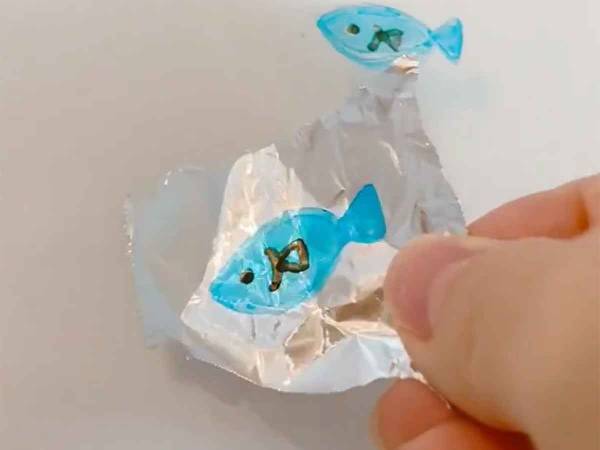 水につけると泳ぎ出す アルミホイルとホワイトボードペンでできる感動実験