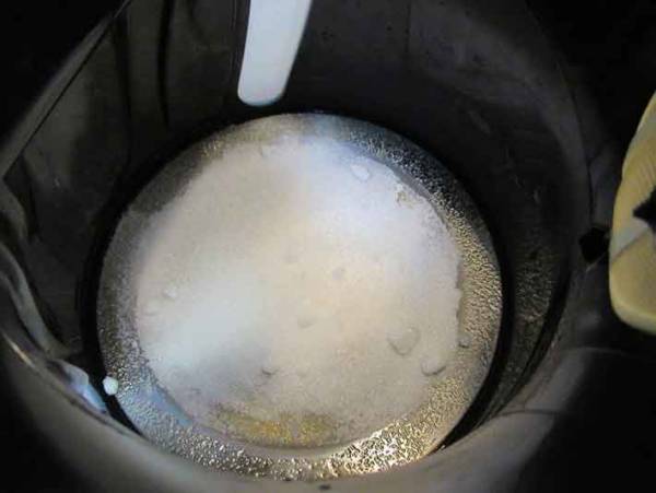 こんなにゴッソリ！？電気ポットの汚れが簡単に取れる方法とは