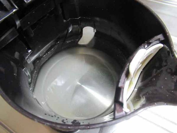 こんなにゴッソリ！？電気ポットの汚れが簡単に取れる方法とは