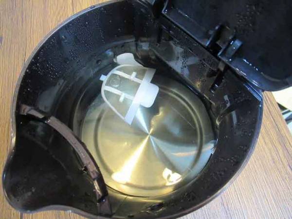 こんなにゴッソリ！？電気ポットの汚れが簡単に取れる方法とは