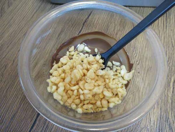 材料費１５０円！？バレンタインの手作りにぴったり チョコレートクランチの作り方とは