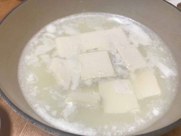 あるものを入れるだけで！トロトロの湯豆腐の作り方