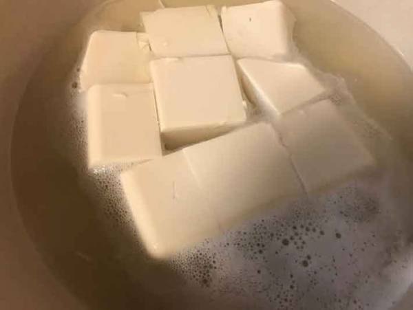 あるものを入れるだけで！トロトロの湯豆腐の作り方