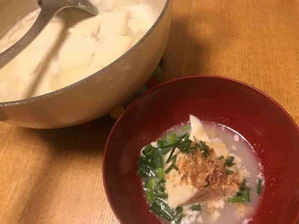 あるものを入れるだけで！トロトロの湯豆腐の作り方