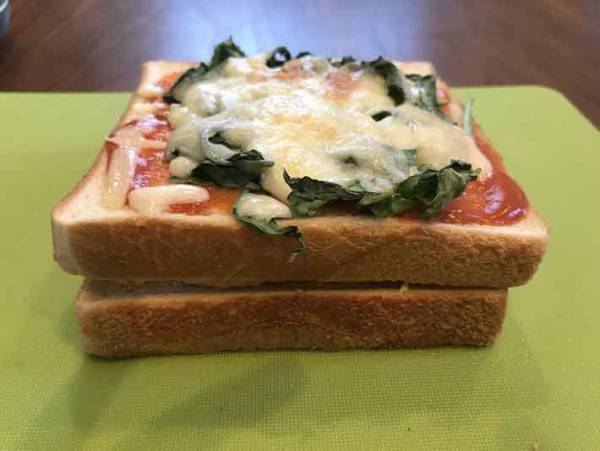 まるでお店の味 セブンイレブンの食材で作るピザトーストが美味しすぎる