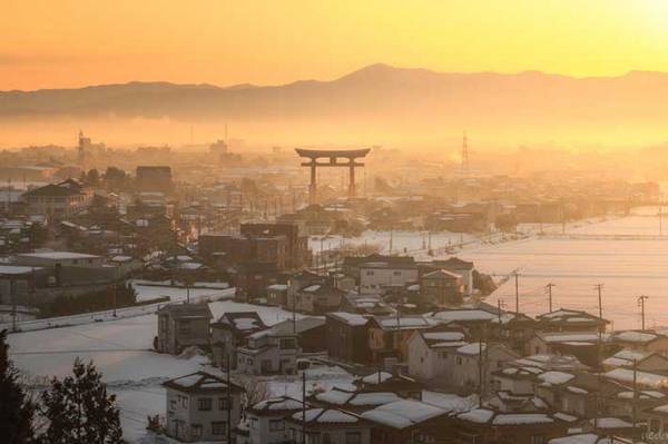 金色に輝く霧の中にそびえるのは？　神々しい１枚が話題に