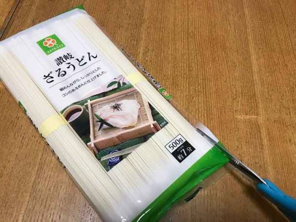 乾麺の開封方法 ライフハック！乾麺の袋をいつもと違った方向に切ると保存しやすい
