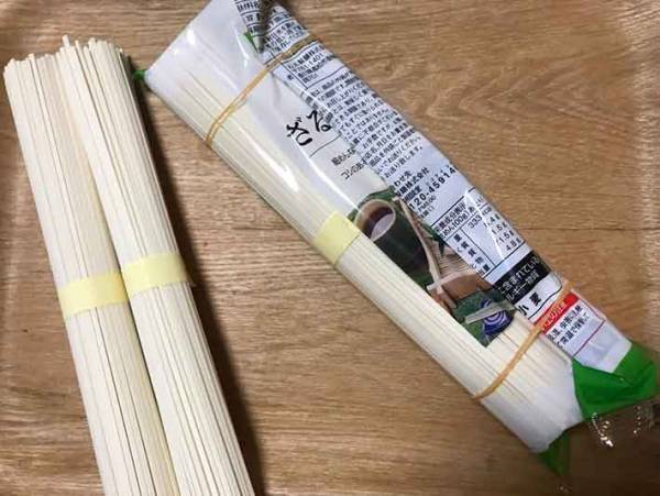 乾麺の開封方法 ライフハック！乾麺の袋をいつもと違った方向に切ると保存しやすい