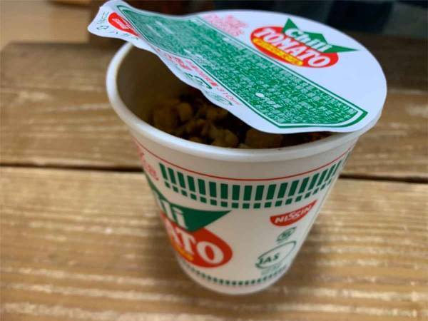 開いてしまうカップラーメンのフタ対策！家にあるものでフタをとめる小技