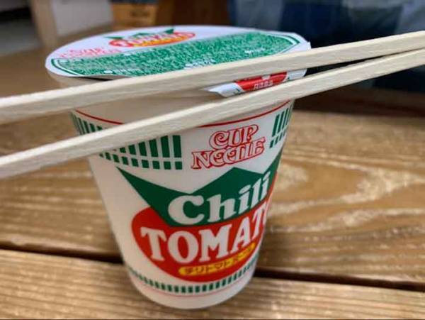 開いてしまうカップラーメンのフタ対策！家にあるものでフタをとめる小技