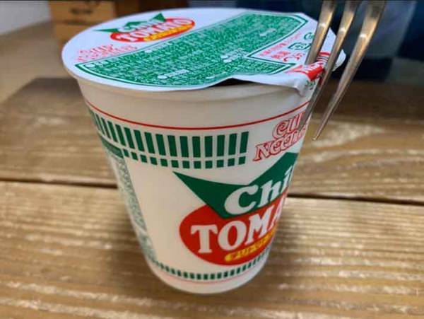 開いてしまうカップラーメンのフタ対策！家にあるものでフタをとめる小技