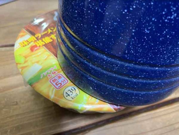 開いてしまうカップラーメンのフタ対策！家にあるものでフタをとめる小技