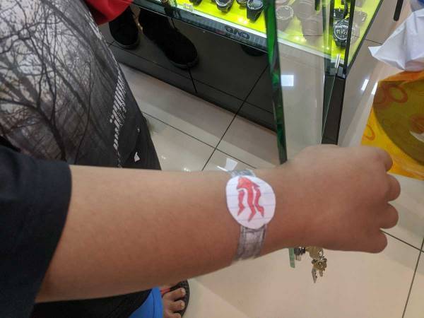 紙で作った腕時計をした少年　通りかかった男性が本物をプレゼントすると…