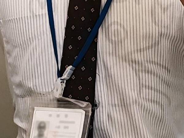 「見えちゃってますよ」と指摘され…？　１８万人が吹き出した姿がコチラ