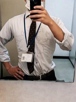 「見えちゃってますよ」と指摘され…？　１８万人が吹き出した姿がコチラ