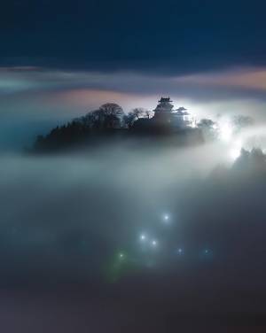 『幻の絶景』とは…　街の明かりに照らされた『天空の城』が美しい