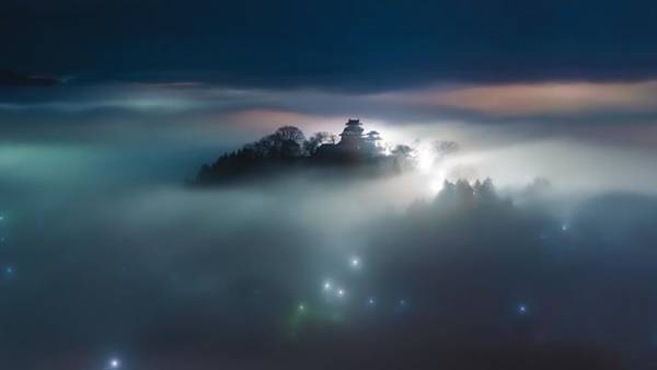 『幻の絶景』とは…　街の明かりに照らされた『天空の城』が美しい