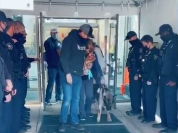 銃弾を受けて大けがをした警察犬　退院の日に病院を出るとそこにいたのは…
