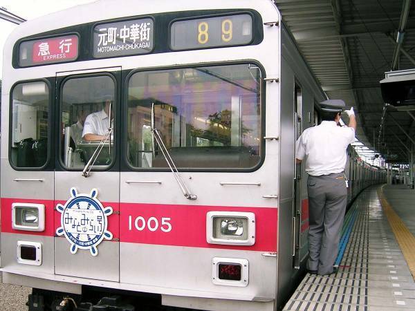 駅に貼られた『１枚の横断幕』　その内容に、多くの人が足を止めたワケ