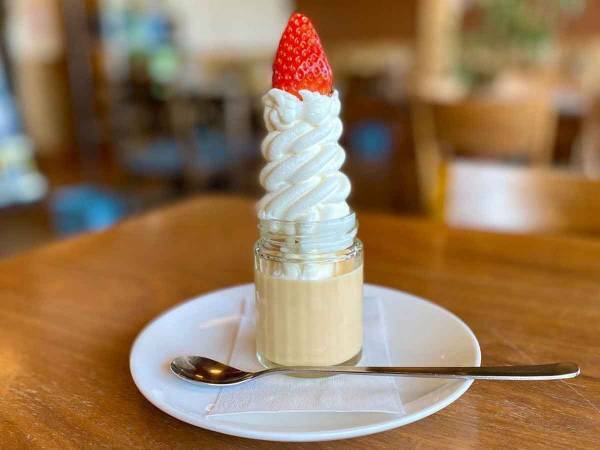 SNSで話題沸騰！　オムライス店の「いちごプリンソフト」にくぎづけ