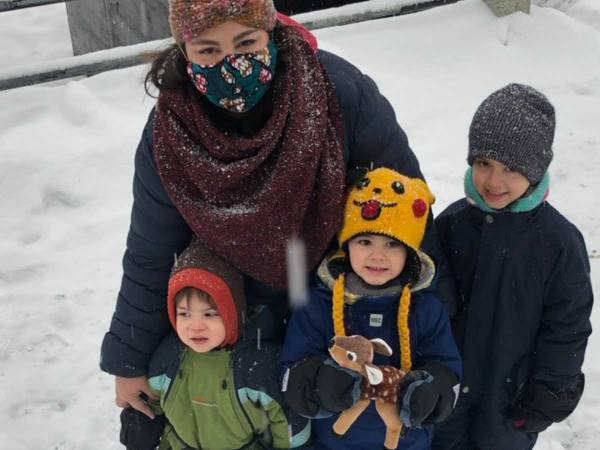 凍った運河にぬいぐるみを落とし、あきらめかけていた親子　続く展開にほっこり